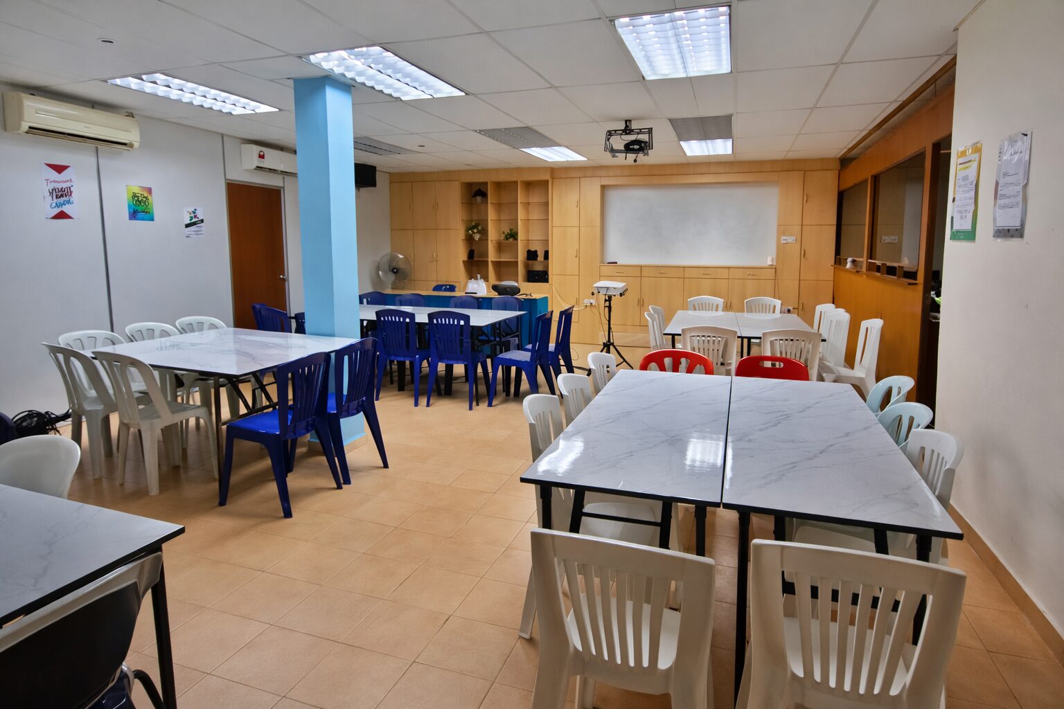 AUTO SOFT training room with flexible tables, chairs and projector