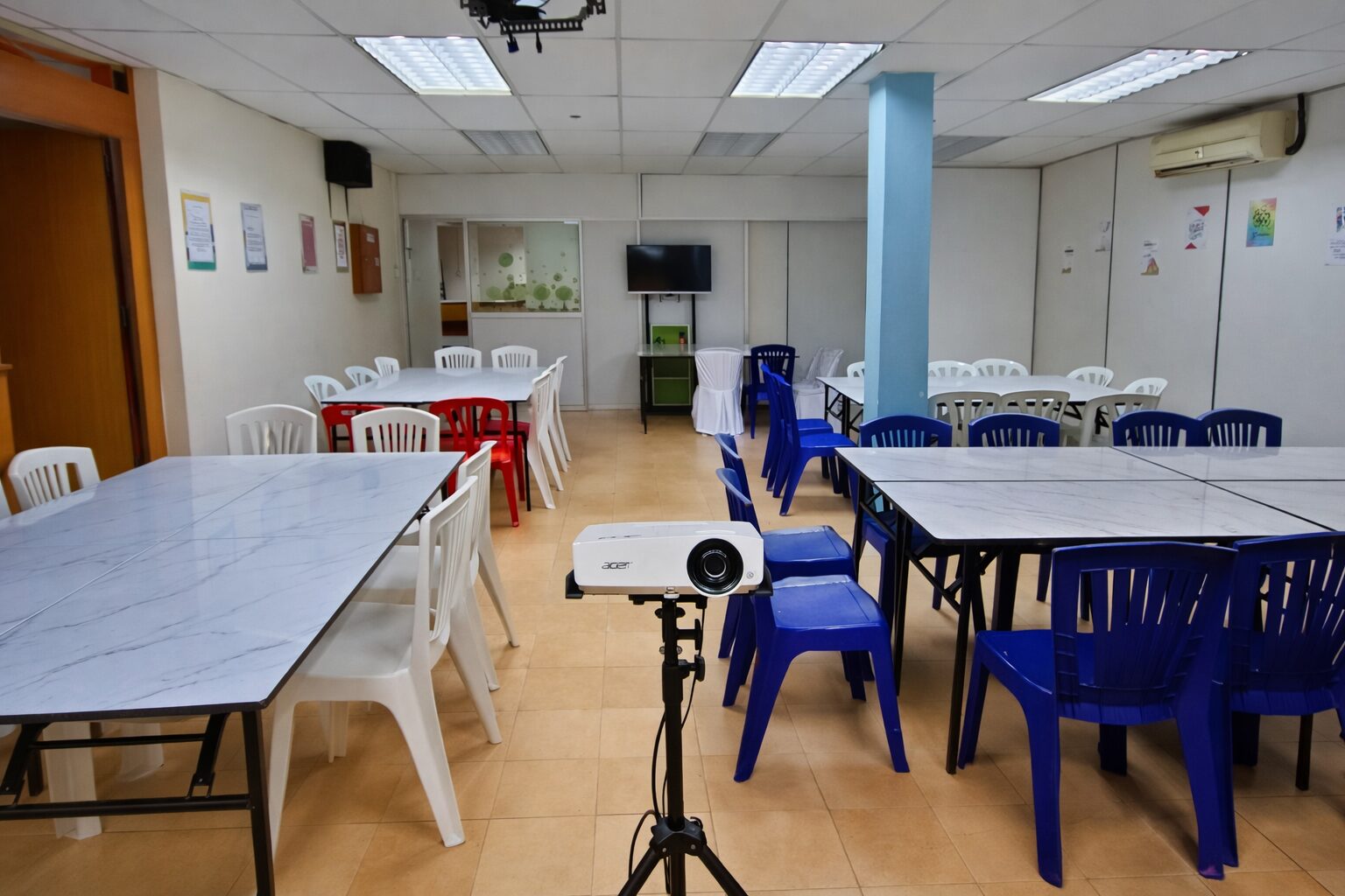 Projector and classroom seating in the AUTO SOFT training room